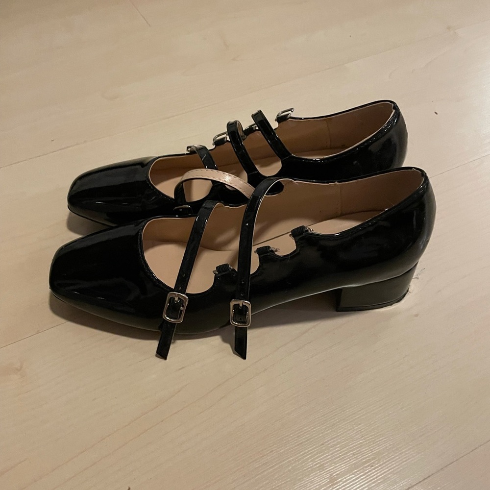 Three strapped Mary Jane heel